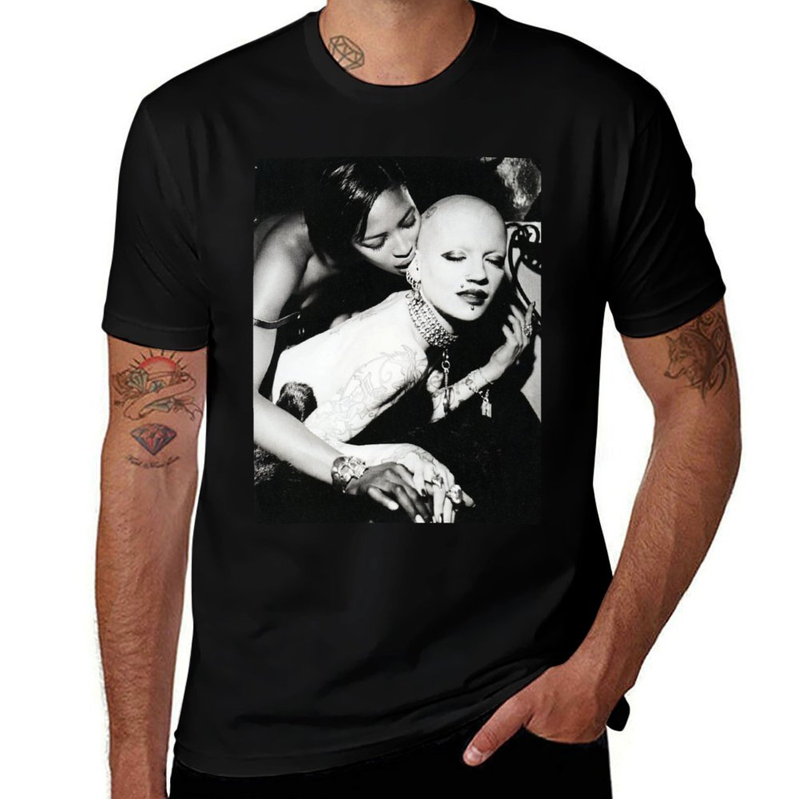 Street Fashion Magazines - นาโอมิ แคมป์เบลล์ และโพลลี่ เฟย์ สำหรับเสื้อยืดแฟชั่นแนวสตรีทจากนิตยสาร i-D