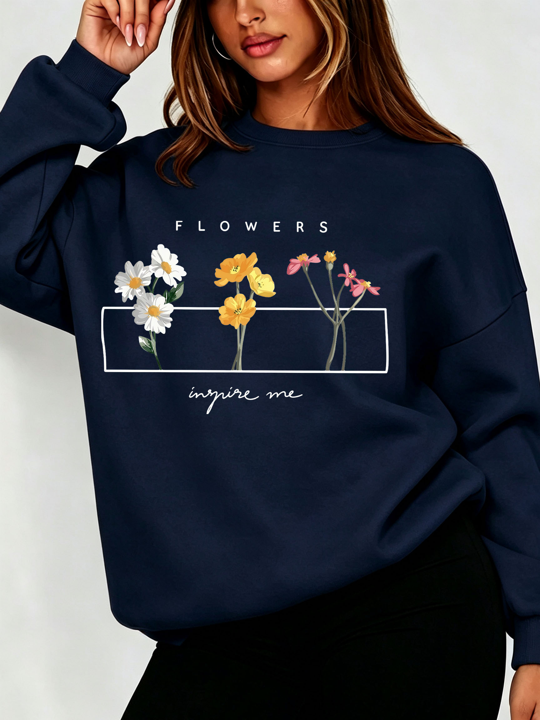 Oversized Crewneck Fleece - เสื้อสเวตเชิ้ตลายดอกเดซี่สำหรับผู้หญิง แบบมินิมอล พิมพ์ลายดอกไม้ป่า ตัวอักษร คอกลม ทรงโอเวอร์ไซส์
