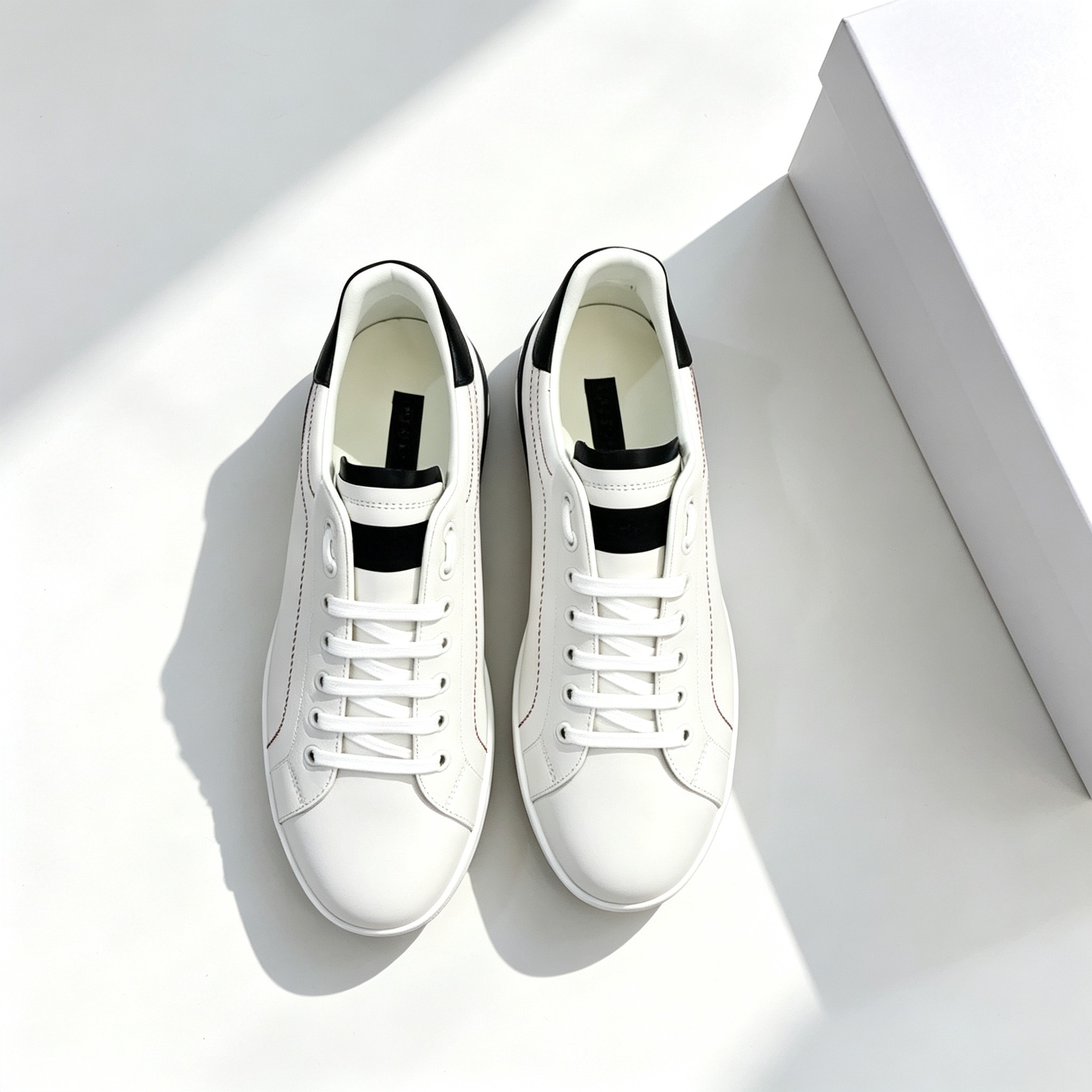 รองเท้าผ้าใบสีขาวสไตล์สปอร์ตลำ - Street Fashion Korean บทวิจารณ์และราคา